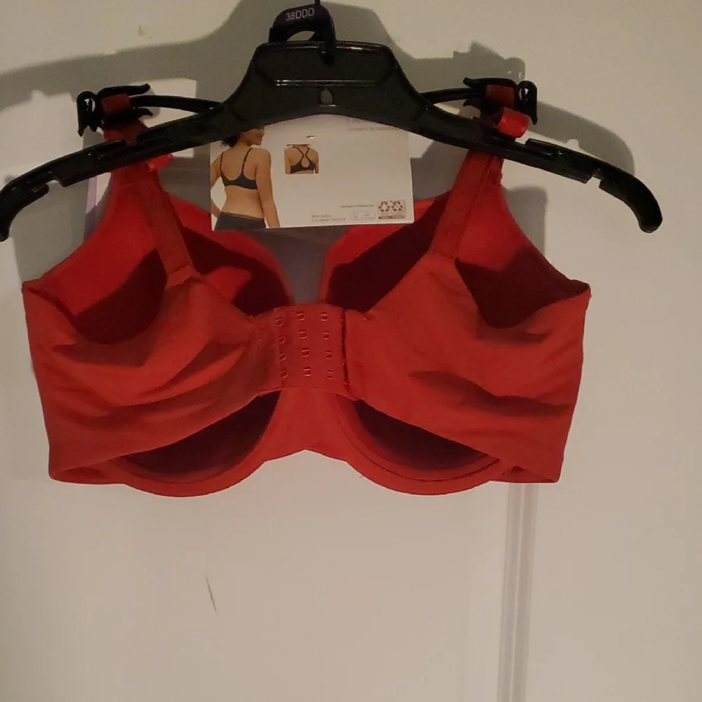 T-Shirt Seamless Bra in Red with Molded Cups